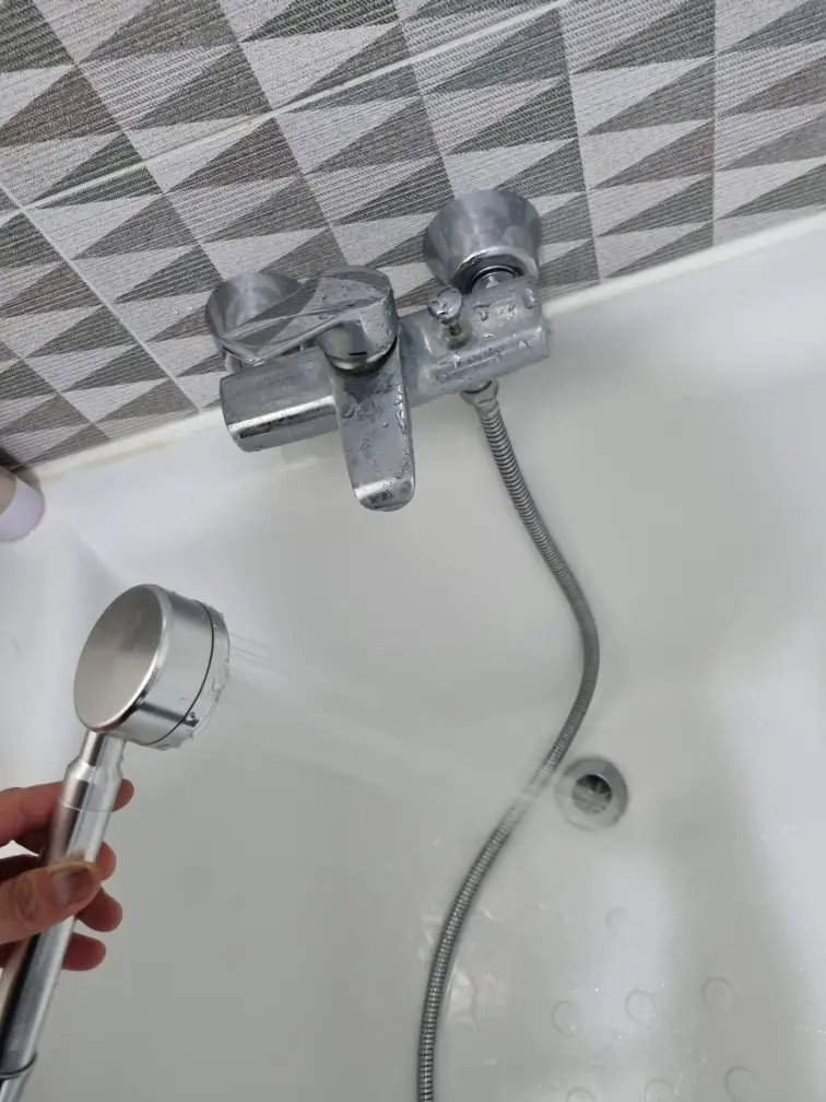 욕실 샤워기 수전 교체, 샤워 전용 수도 새 걸로 바꿔 드립니다